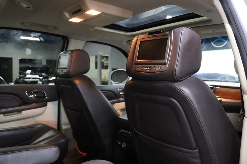 2011 Cadillac Escalade Image 21