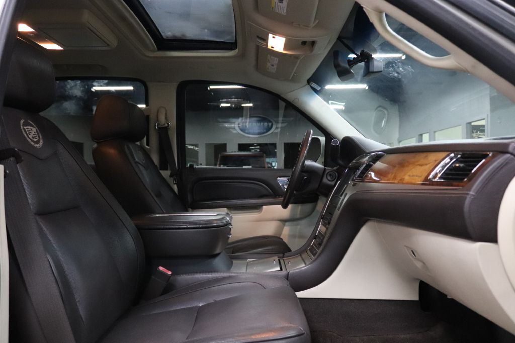 2011 Cadillac Escalade Image 23