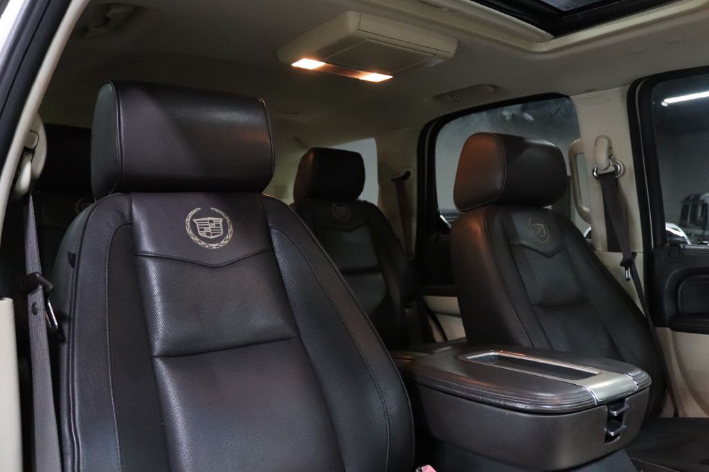 2011 Cadillac Escalade Image 24
