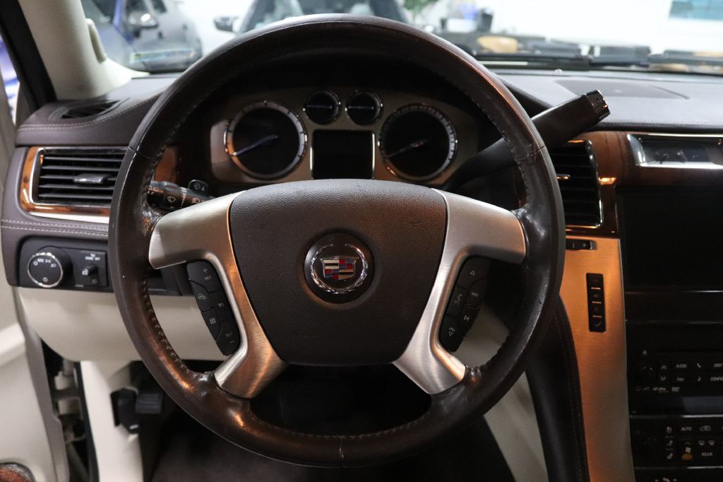 2011 Cadillac Escalade Image 27