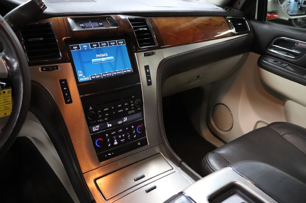 2011 Cadillac Escalade Image 30