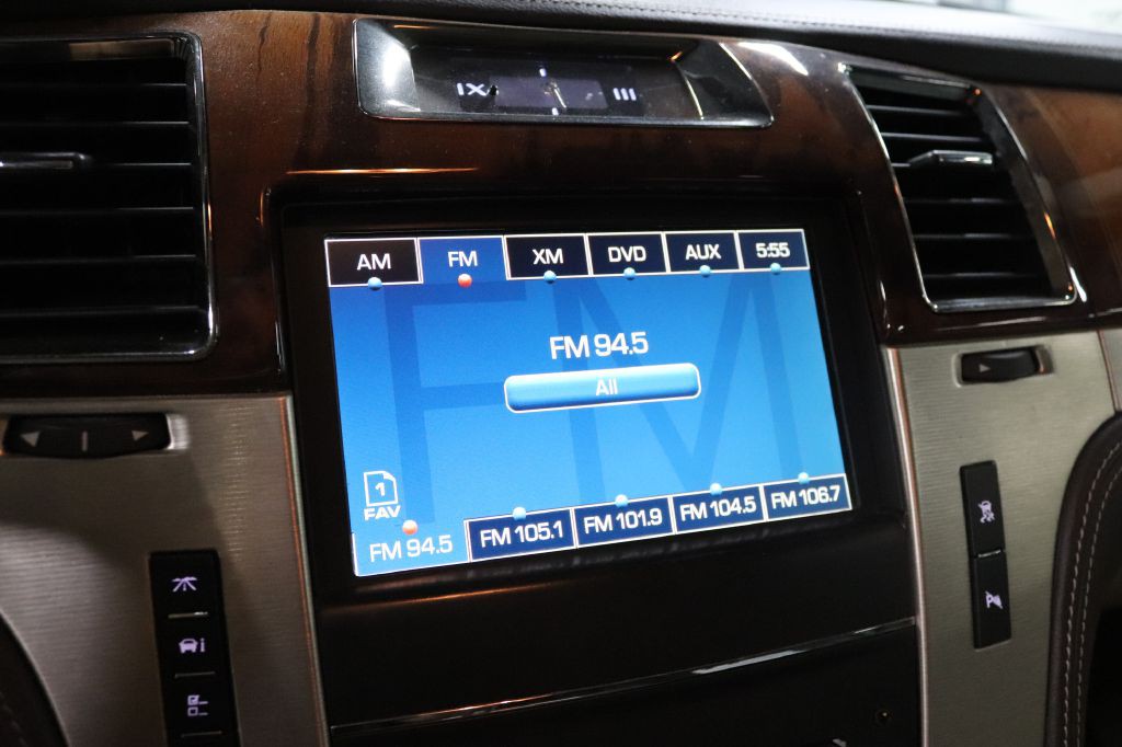 2011 Cadillac Escalade Image 32