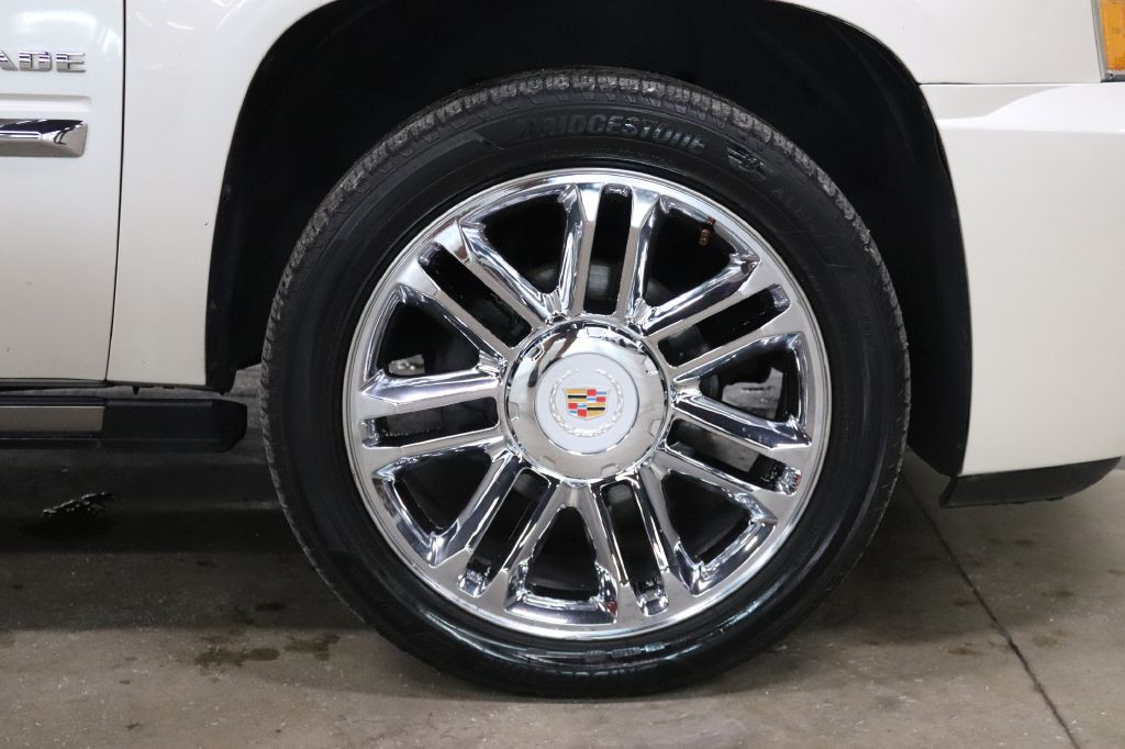 2011 Cadillac Escalade Image 40