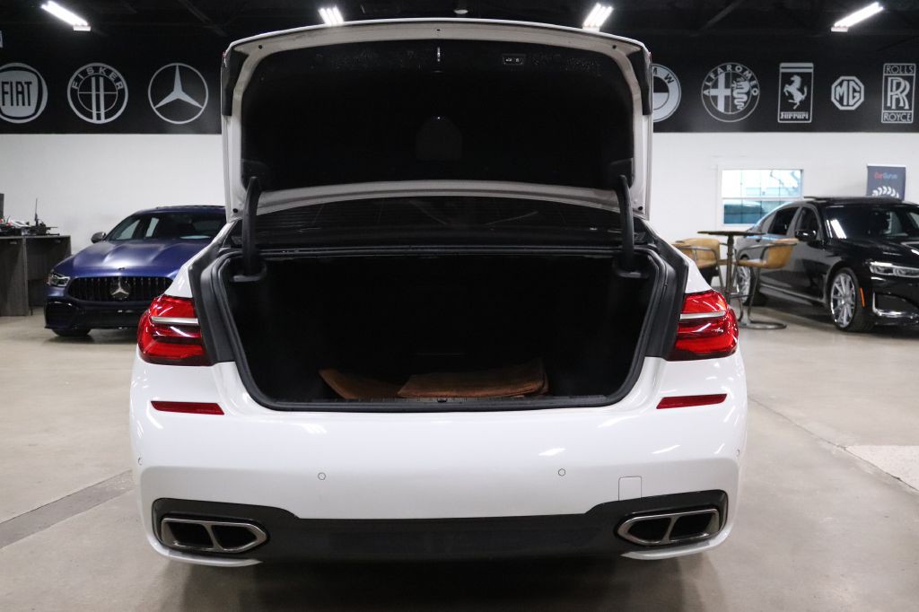 2018 BMW 7 Series Image 24