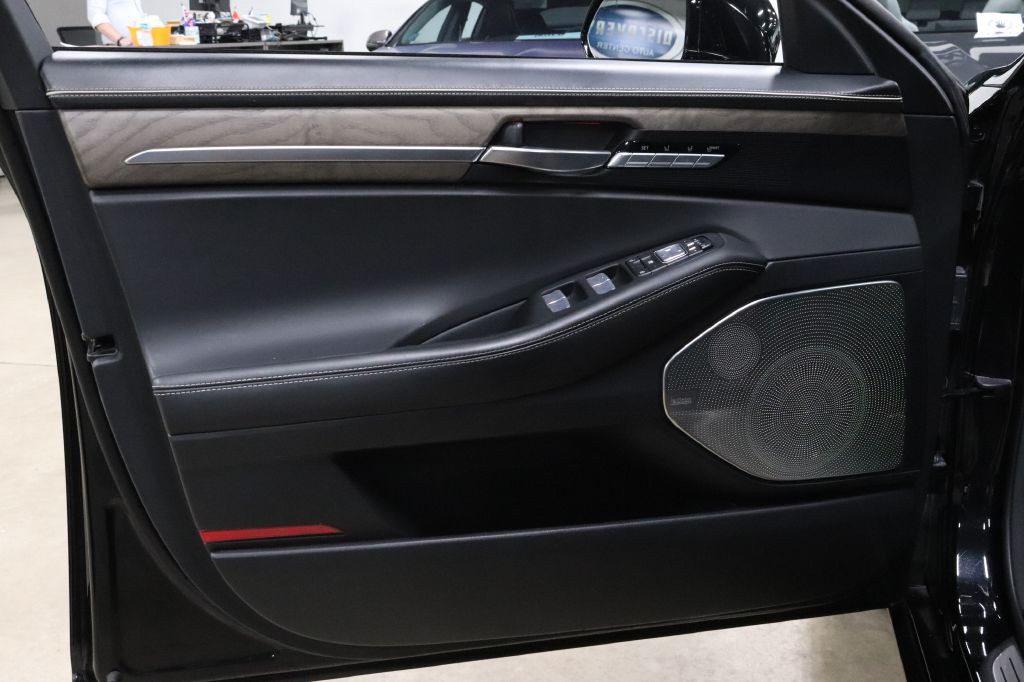 2020 Genesis G90 Image 8