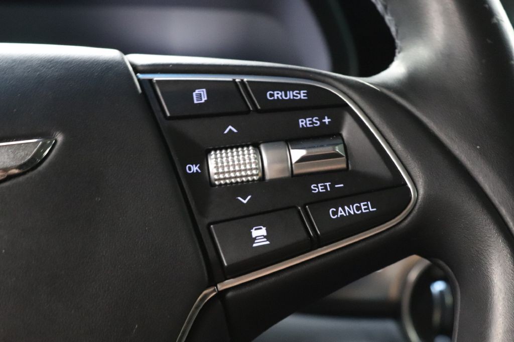 2020 Genesis G90 Image 12