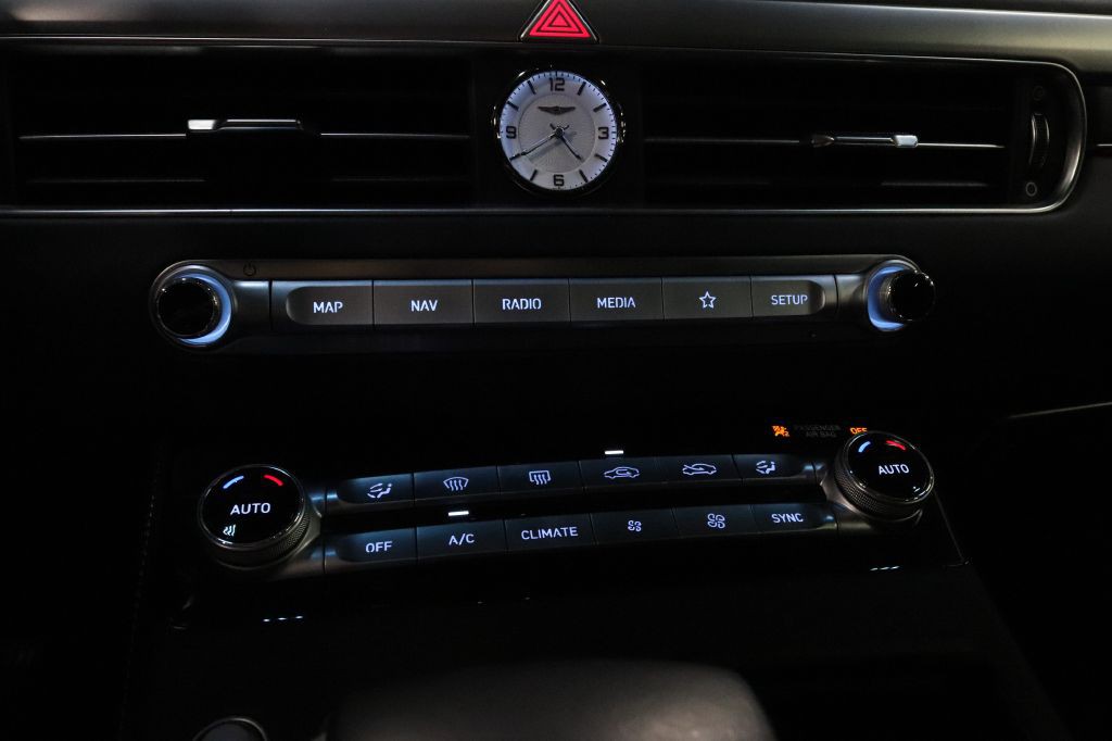 2020 Genesis G90 Image 16