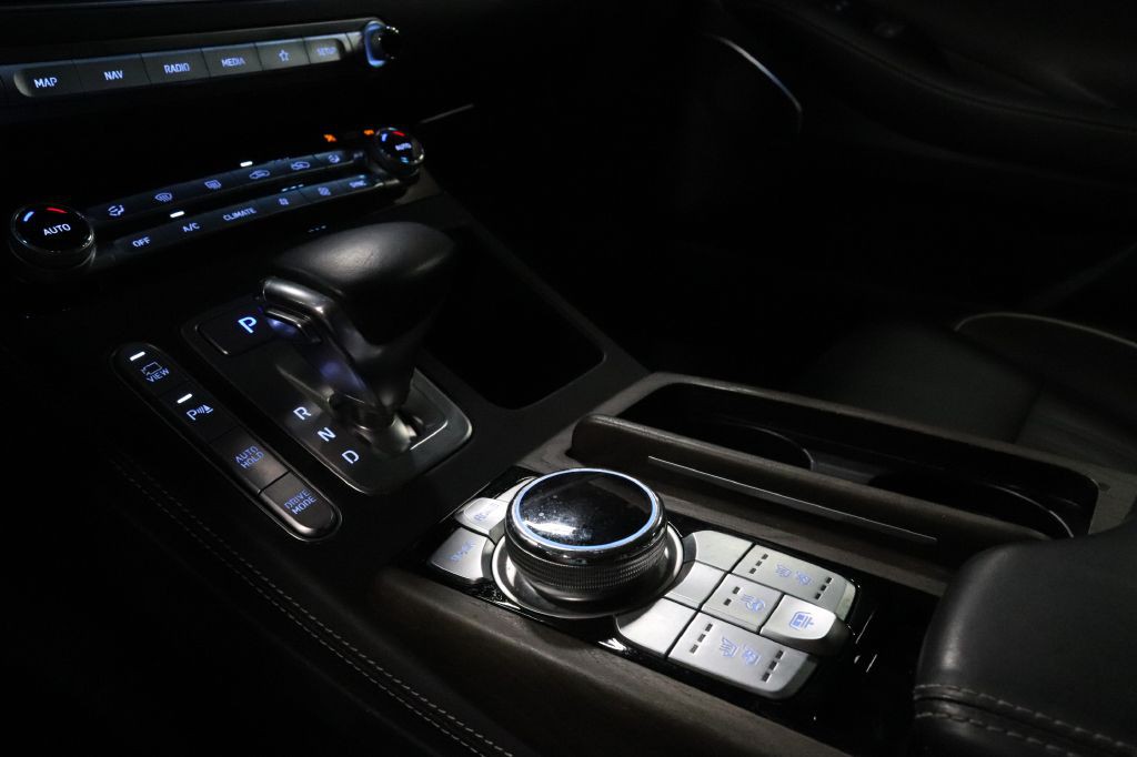 2020 Genesis G90 Image 17