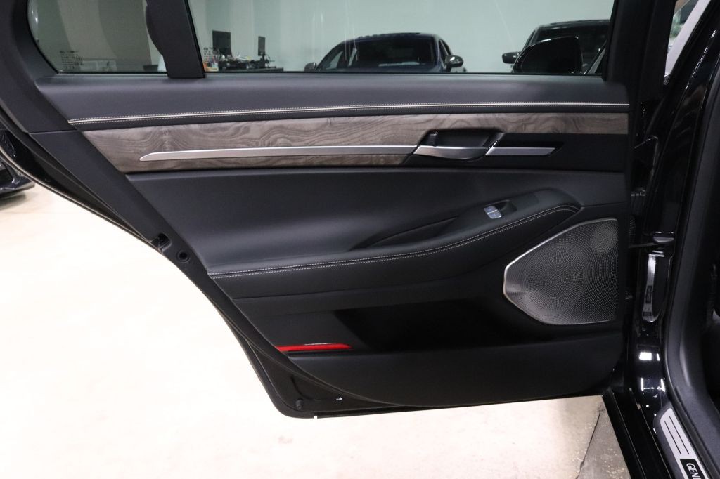 2020 Genesis G90 Image 20