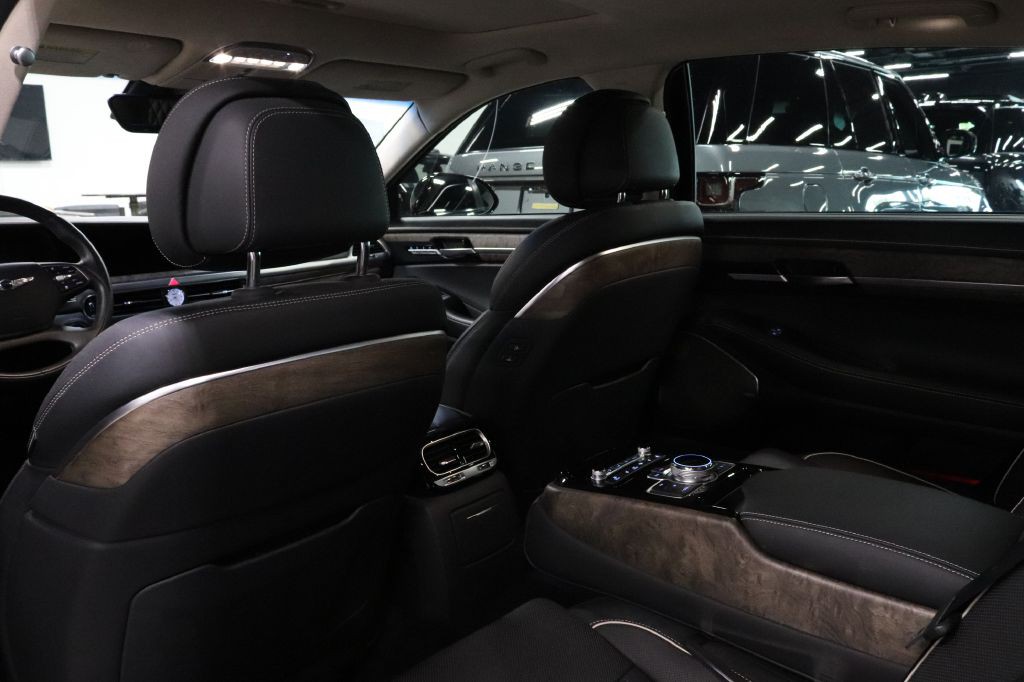 2020 Genesis G90 Image 21