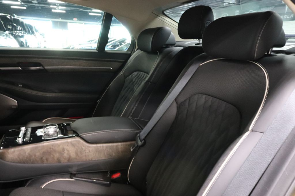 2020 Genesis G90 Image 22