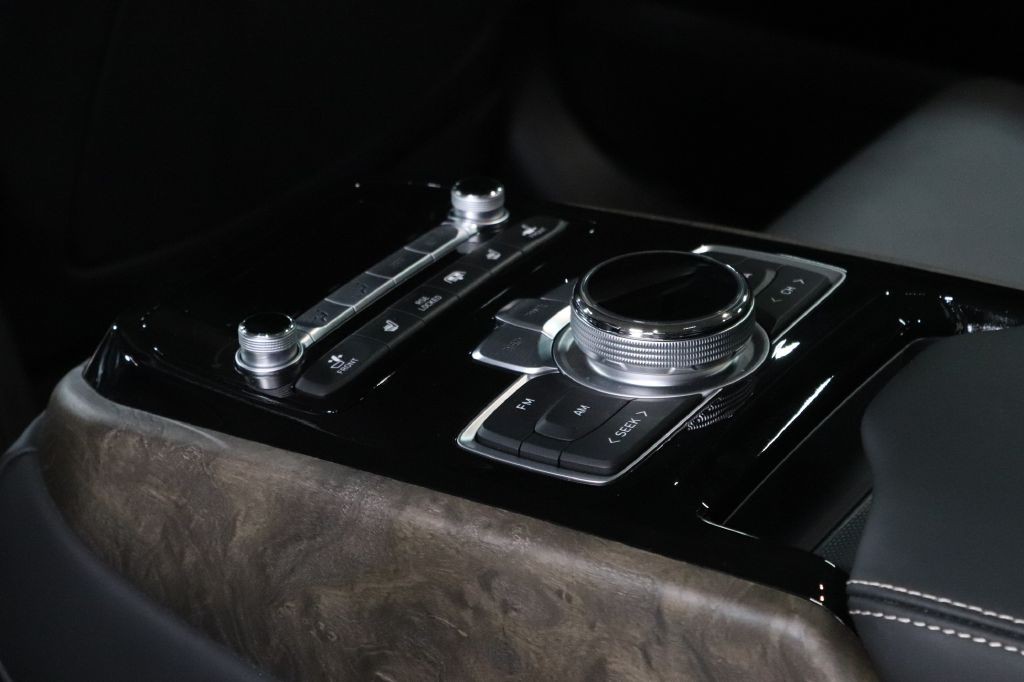 2020 Genesis G90 Image 23