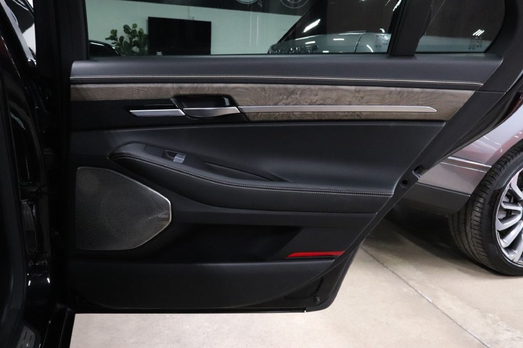 2020 Genesis G90 Image 26