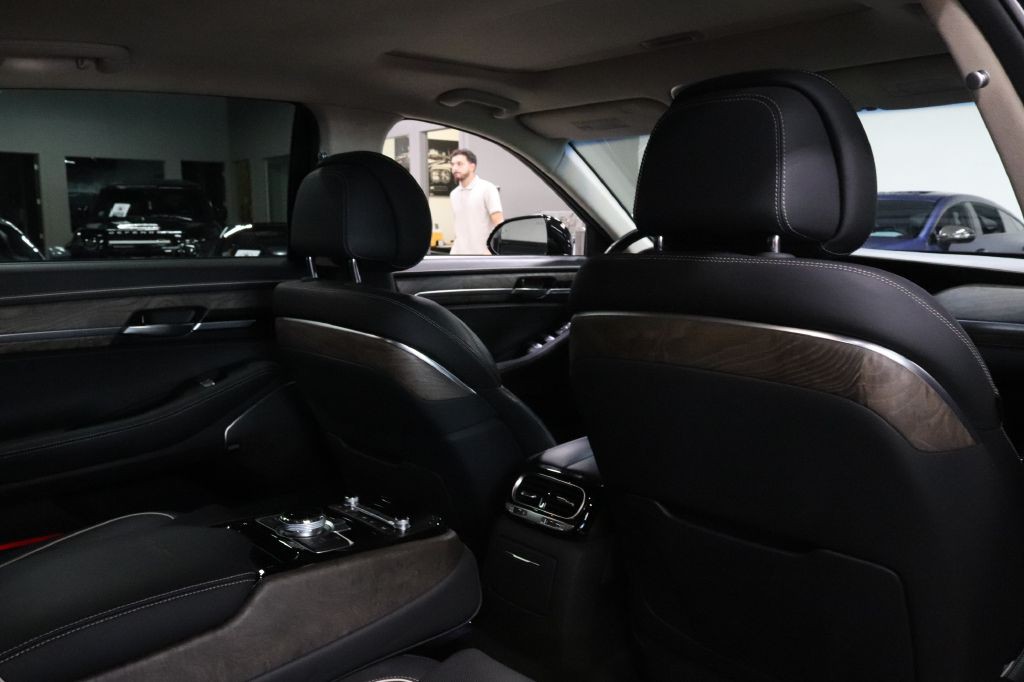 2020 Genesis G90 Image 27