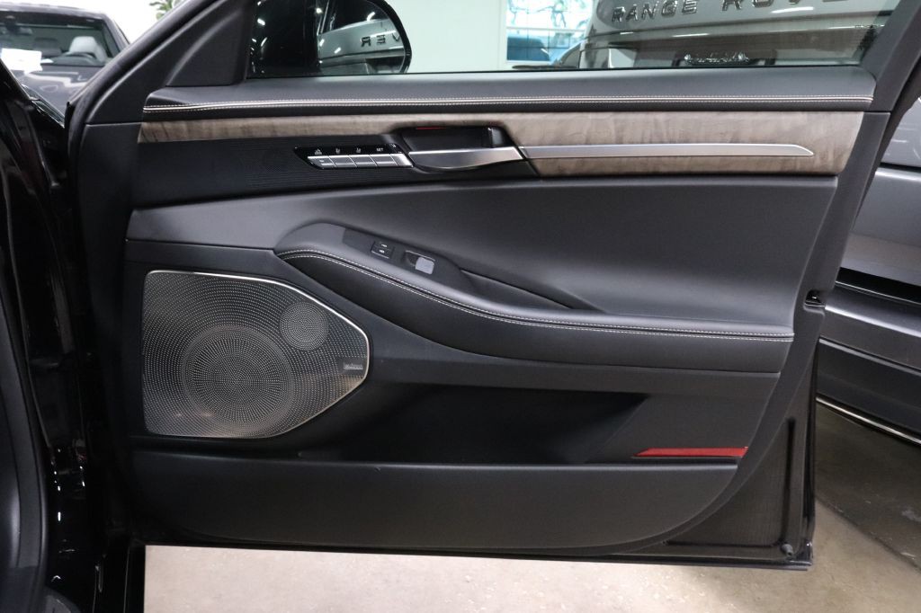 2020 Genesis G90 Image 29