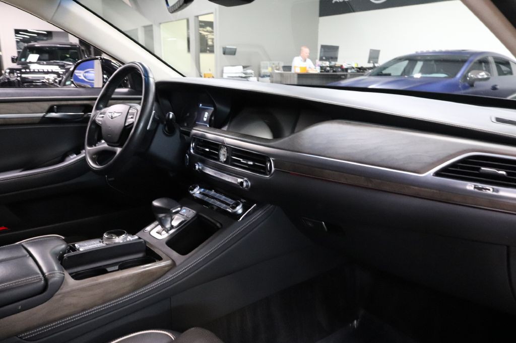 2020 Genesis G90 Image 30