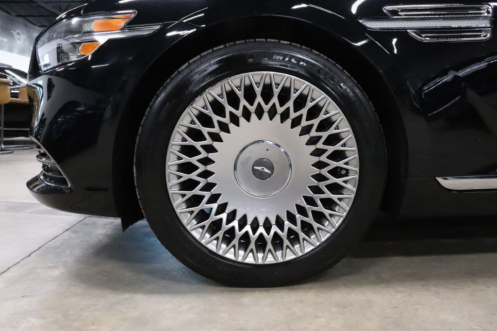 2020 Genesis G90 Image 33