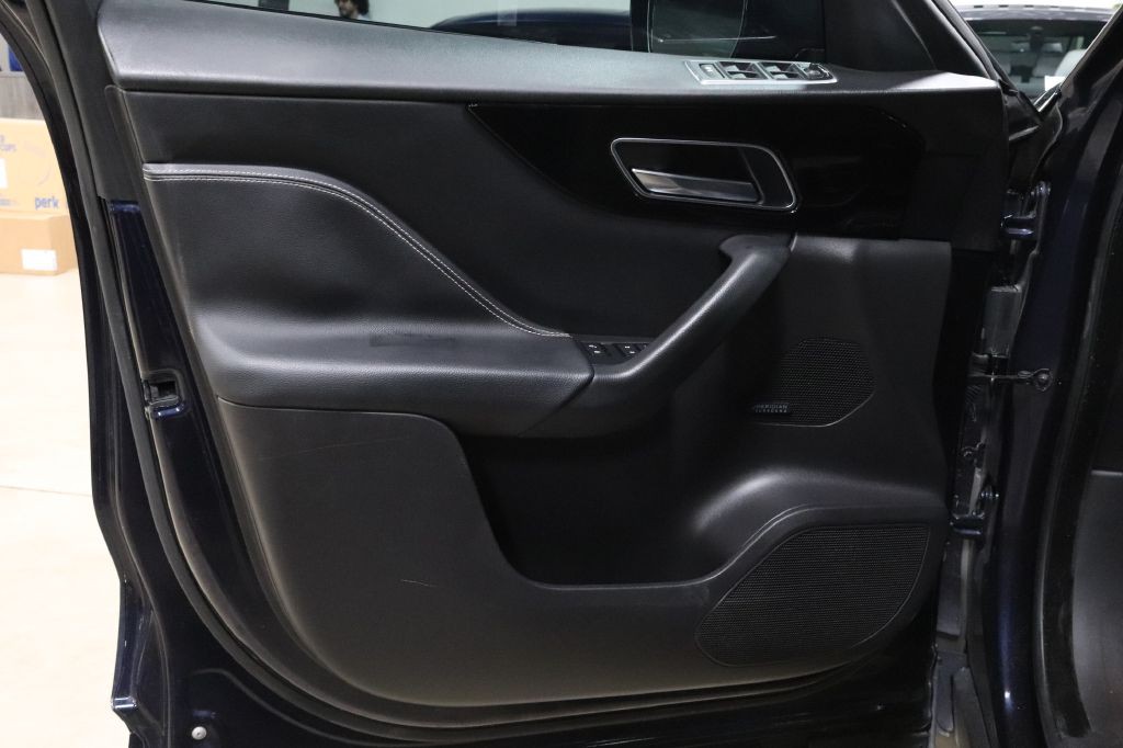 2017 Jaguar F-PACE Image 10
