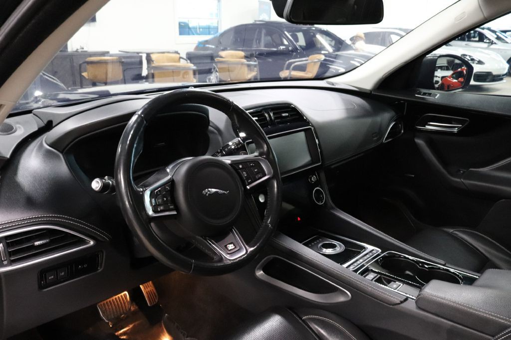 2017 Jaguar F-PACE Image 13