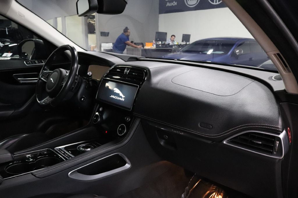 2017 Jaguar F-PACE Image 23
