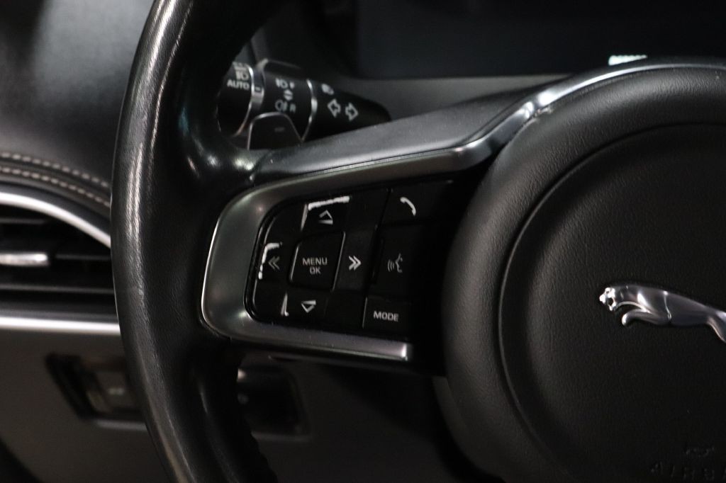 2017 Jaguar F-PACE Image 26