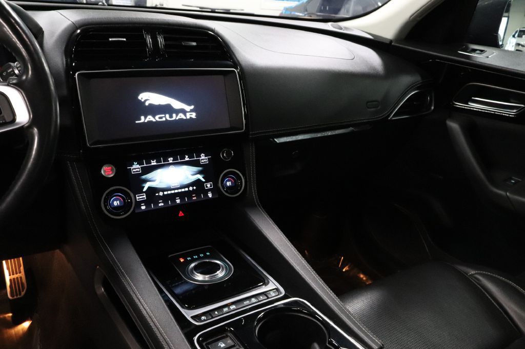 2017 Jaguar F-PACE Image 28