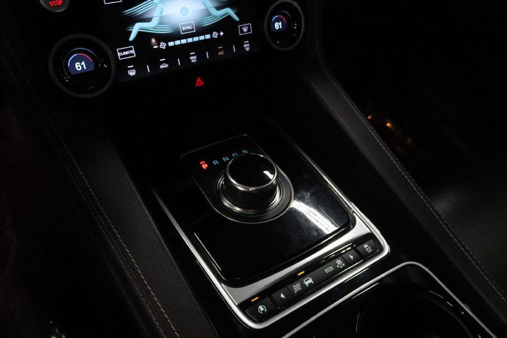 2017 Jaguar F-PACE Image 29