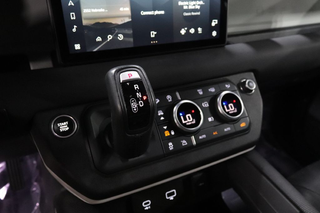 2021 Land Rover Defender Image 30