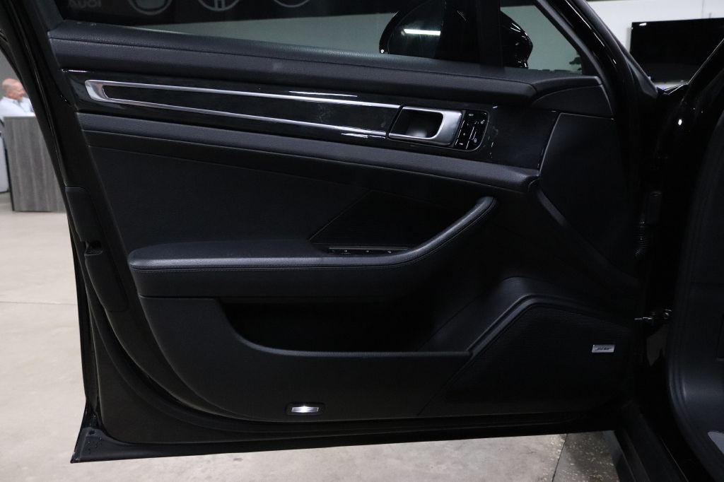 2017 Porsche Panamera Image 9