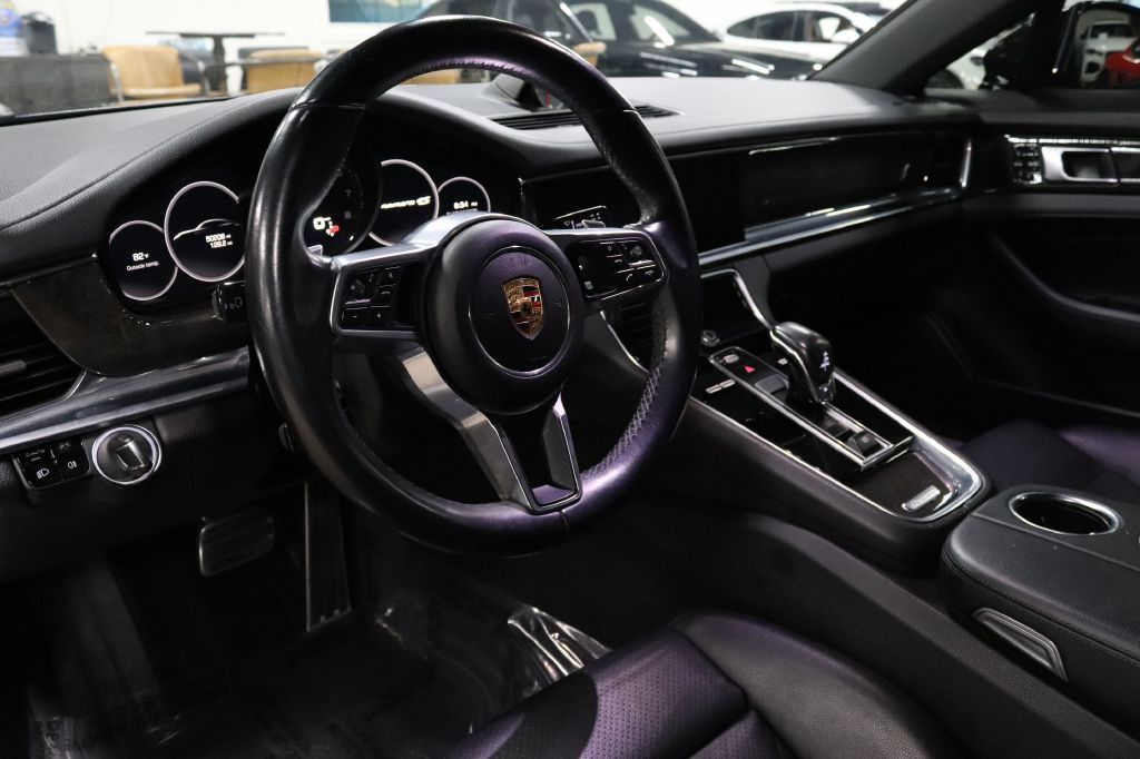 2017 Porsche Panamera Image 10
