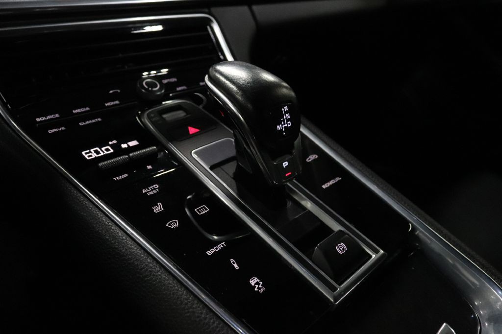 2017 Porsche Panamera Image 17