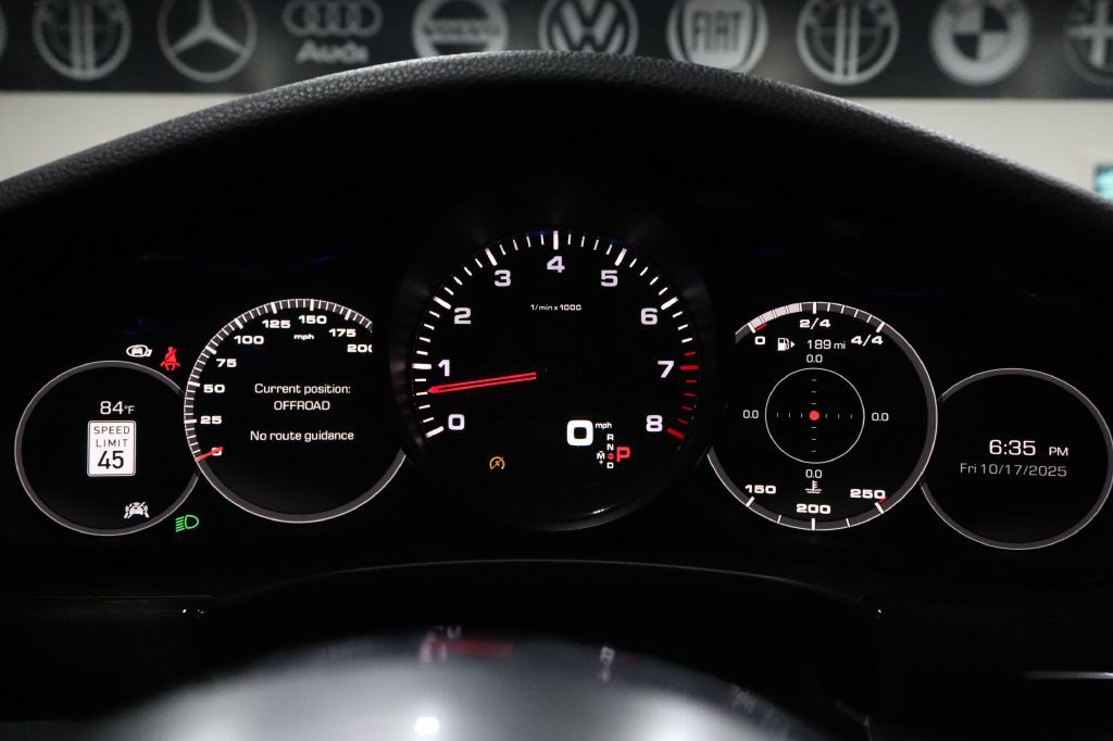 2017 Porsche Panamera Image 18