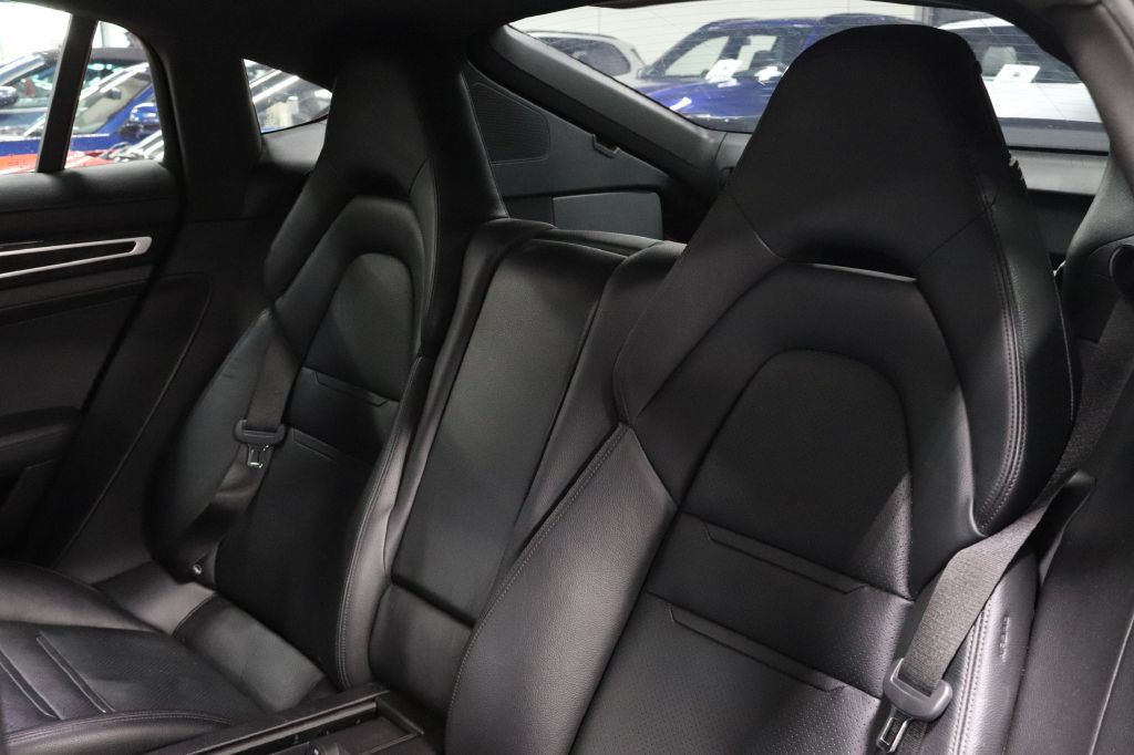 2017 Porsche Panamera Image 22