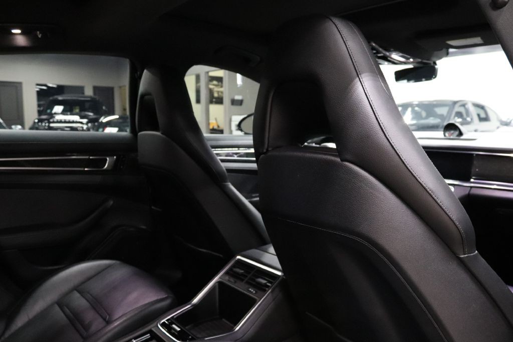 2017 Porsche Panamera Image 26