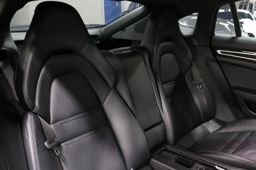 2017 Porsche Panamera Image 27