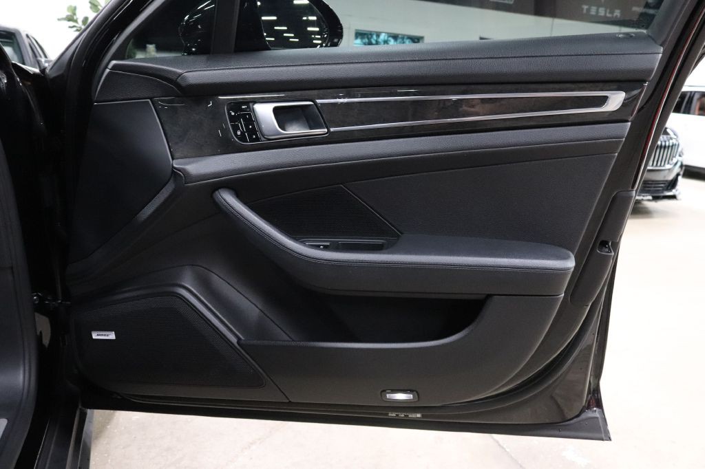2017 Porsche Panamera Image 28