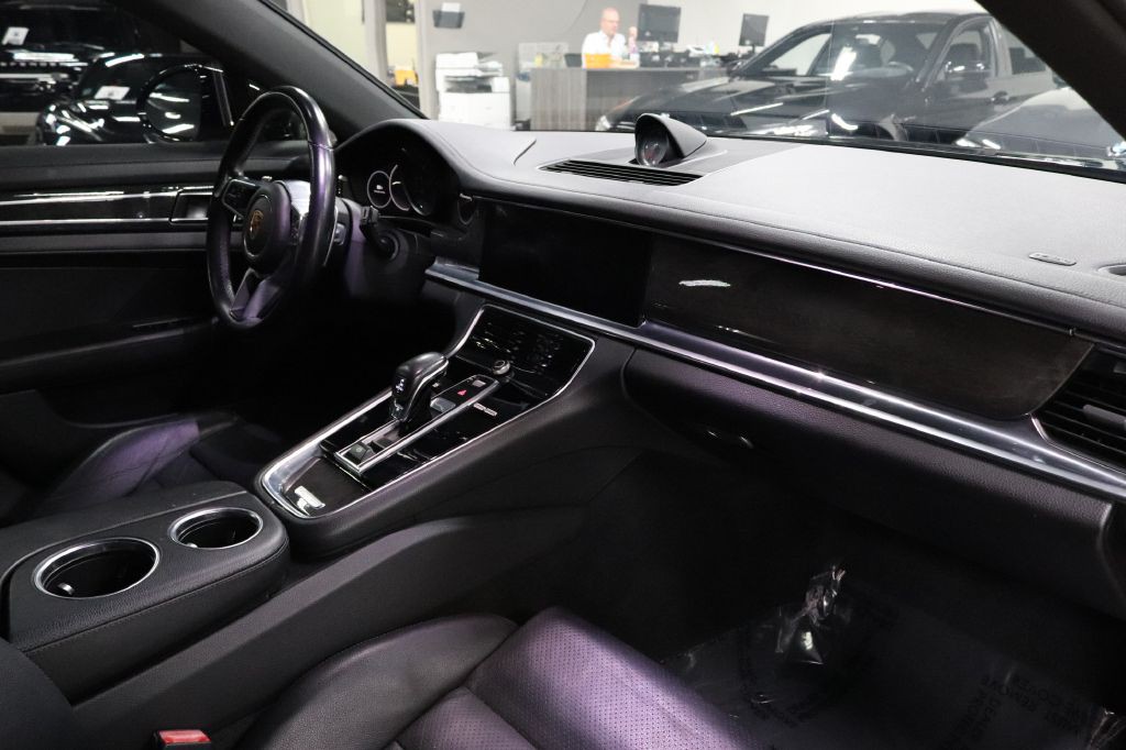 2017 Porsche Panamera Image 29