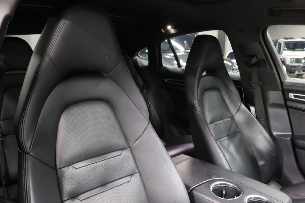 2017 Porsche Panamera Image 30