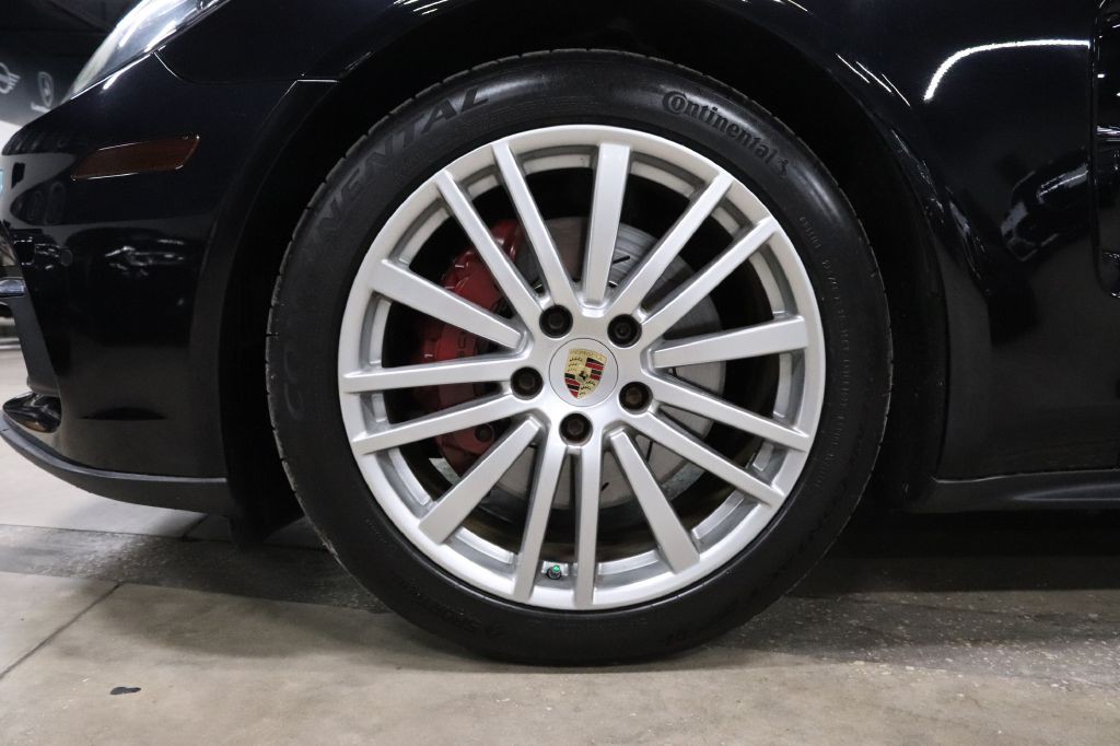 2017 Porsche Panamera Image 32