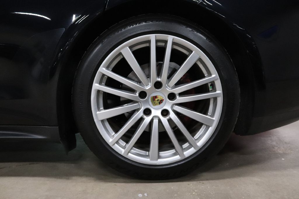 2017 Porsche Panamera Image 33