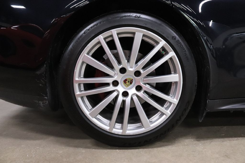 2017 Porsche Panamera Image 34