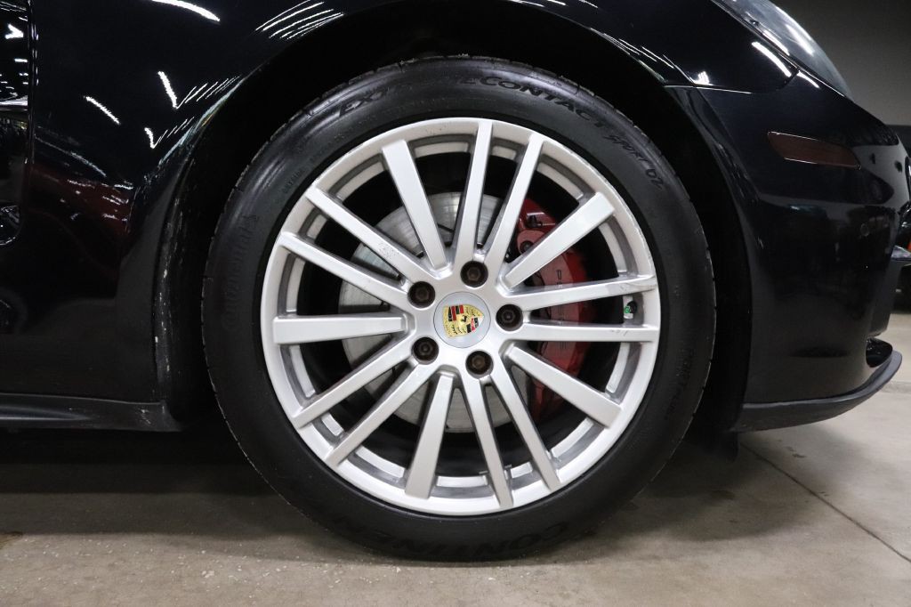 2017 Porsche Panamera Image 35