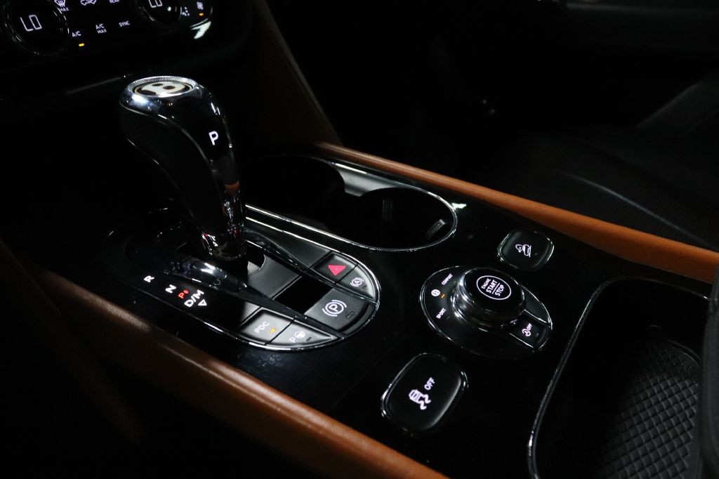 2020 Bentley Bentayga Image 17