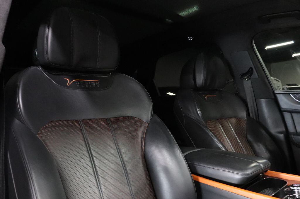 2020 Bentley Bentayga Image 29
