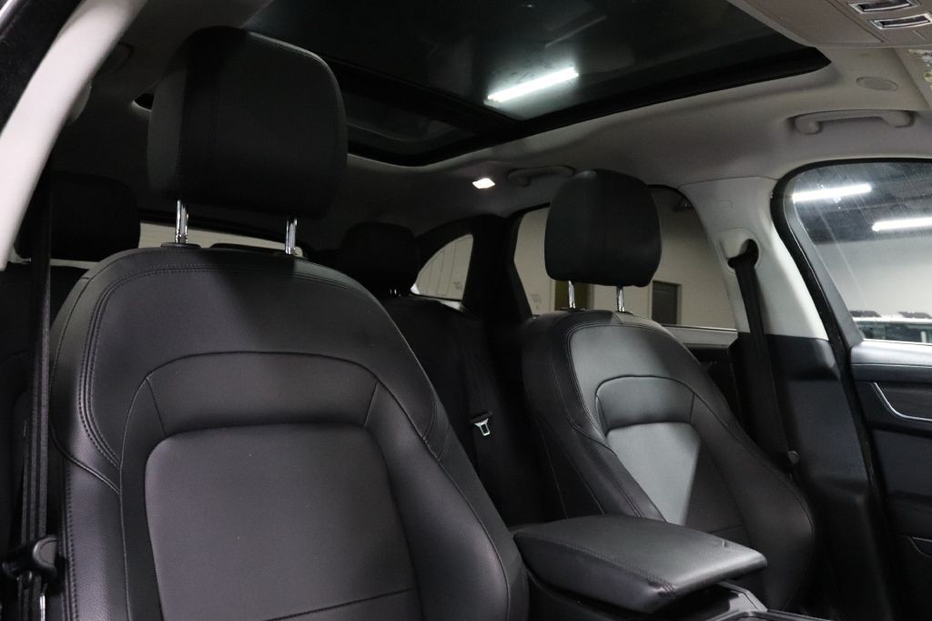 2021 Jaguar F-PACE Image 24