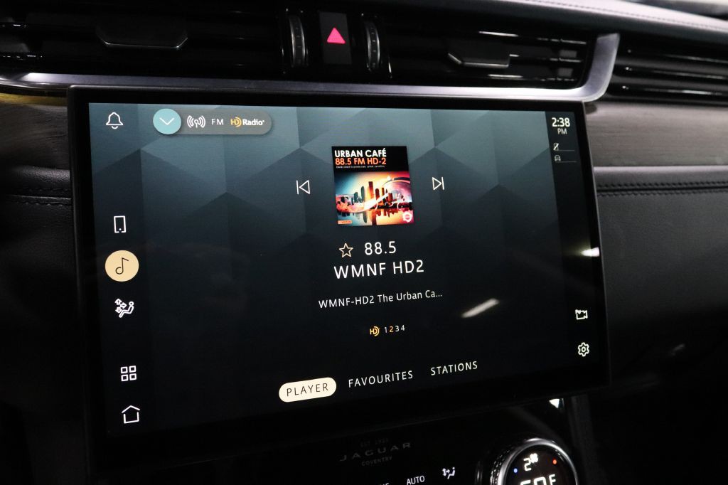 2021 Jaguar F-PACE Image 30