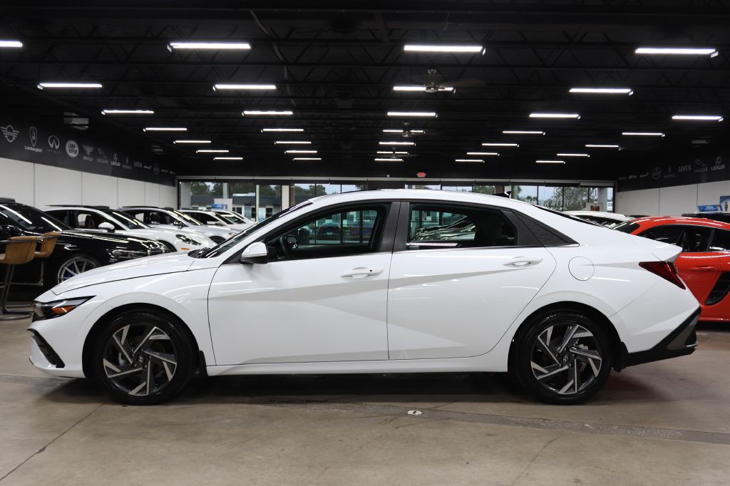 2025 Hyundai Elantra Image 2