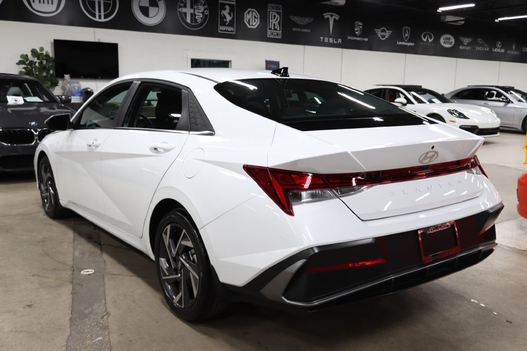 2025 Hyundai Elantra Image 3
