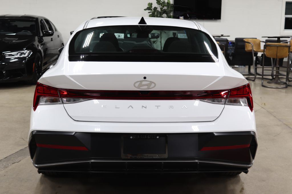 2025 Hyundai Elantra Image 4