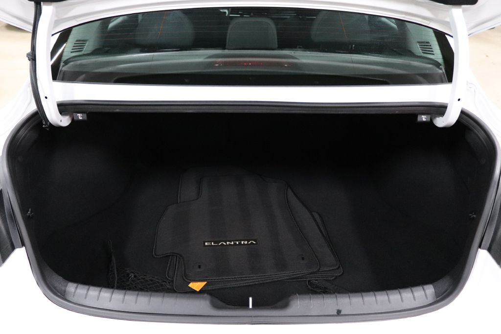 2025 Hyundai Elantra Image 5